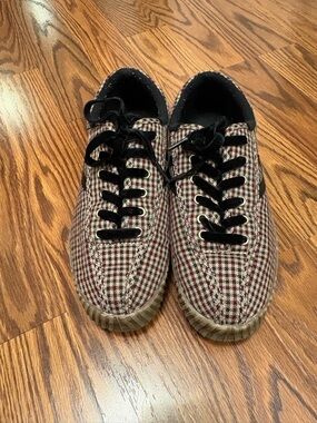 Tretorn Houndstooth Platform Plaid Lace-Up Sneakers in Black & Burgundy